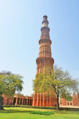 Kutub Minar, Kutub Minar ve Kutup Minar 'ı da Mehrauli, Güney Delhi, Hindistan' da bir minare olarak heceledi.