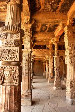Kutub Minar kompleksi Delhi, Hindistan 'daki Mehrauli Sultanlığı' ndan anıtlar ve binalardır.