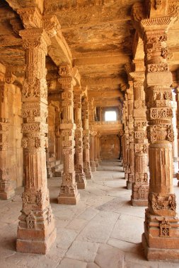 Kutub Minar kompleksi Delhi, Hindistan 'daki Mehrauli Sultanlığı' ndan anıtlar ve binalardır.