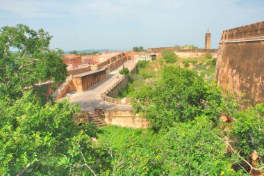 Jaigarh Kalesi Jaipur, Rajasthan, Hindistan yakınlarındaki Aravalli sıradağlarının Cheel ka Teela (Kartallar Tepesi) adlı promonterde yer almaktadır..