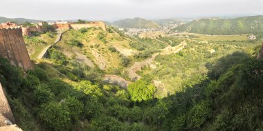 Jaigarh Kalesi Jaipur, Rajasthan, Hindistan yakınlarındaki Aravalli sıradağlarının Cheel ka Teela (Kartallar Tepesi) adlı promonterde yer almaktadır..