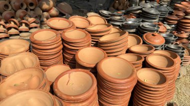 Yerel pazarda birikmiş kil levhalar ve çömlekler.