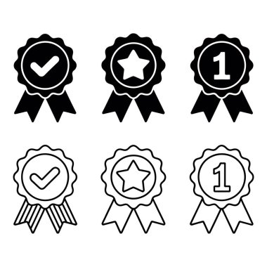 Hem dijital kaynaklardan hem de geleneksel ders kitaplarından yararlanan, akademik çalışmalara odaklanan çalışkan genç bir öğrenci.