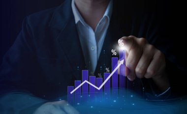 İş ve finans büyüme kavramı. İşadamı, dijital çizgi grafiğiyle ölçü çizelgesinin arttığına işaret ediyor. Artan kar, geri dönüş analizi ve ekonomik enflasyon eğilimi.