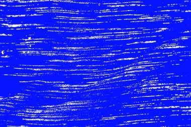 Mavi bir yüzeyde soyut yatay beyaz çizgi dokusu. Sert grunge etkisine sahip yakın çekim deseni hareket ve kontrastlık hissi yaratıyor. Arkaplan, tasarım ve sanatsal kompozisyonlar için ideal.