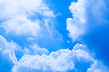 Güzel mavi gökyüzü, gün ışığında kabarık beyaz bulutlar. Tasarım ve reklam projelerinde doğal bir arka plan, hava konsepti, özgürlük, tazelik veya yaz mevsimi teması olarak kullanmak için mükemmel.