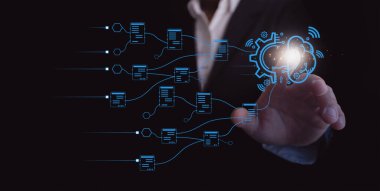 Yapay zeka ve veri entegrasyonu kavramı. İş adamı, veri yönetimi için sinirsel bağlantıları, bulut hesaplamalarını ve makine öğrenme ağlarını gösteren sanal bir arayüzle etkileşim kurar.