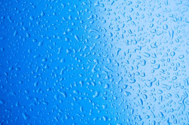 Su damlalarına yakın çekim. Yağmur damlaları, bir arabanın yüzeyinde. Karanlıktan aydınlığa doğru kayar. Havalı bir arka plan olarak ayarla. Boyutsal, duvar kağıdı.