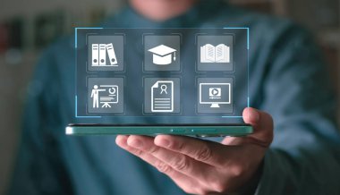 E- öğrenme platformu, eğitim dijital kursları, akademik sertifika, uzaktan eğitim, bilgi yönetimi ve modern mesafe öğrenme teknolojisi. Çevrimiçi eğitim arayüzü simgelerine sahip kişi.