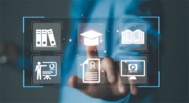 E- öğrenme platformu, eğitim dijital kursları, akademik sertifika, uzaktan eğitim, bilgi yönetimi ve modern mesafe öğrenme teknolojisi. Çevrimiçi eğitim arayüzü simgelerine sahip kişi.