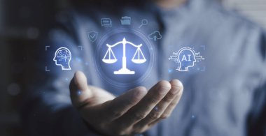 Yapay Zeka 'nın etik kavramları, dijital hukuk uyumu, veri koruması ve insanlar ile yapay zeka arasındaki sorumlu teknoloji yönetimi. İş adamı, adalet terazisinde parıldayan akıllı telefonları elinde tutar..