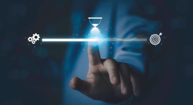 Otomatik iş akışı, stratejik zaman yönetimi, proje kilometre taşı izleme, iş verimliliği ve verimlilik optimizasyon kavramını vurgula. Kum saati simgesi ile dijital işlem çubuğuna elle dokun