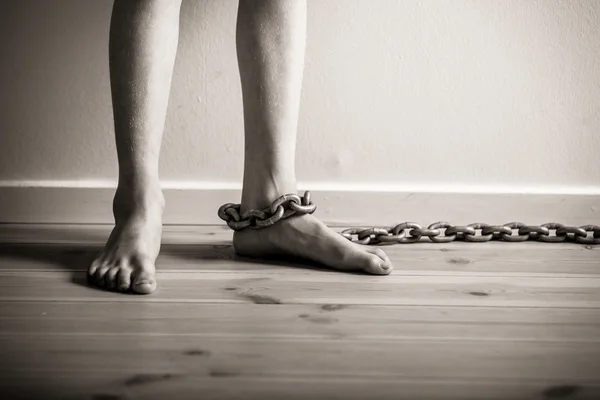 Мальчик, стоящий голыми ногами с цепью — стоковое фото