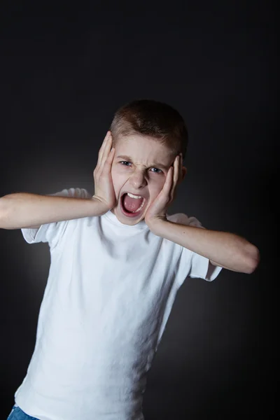 顔に手でカメラでイライラ少年の叫び — ストック写真