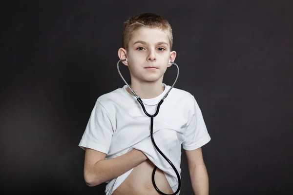 Fiatal fiú ellenőrzése, a szívverés sztetoszkóp — Stock Fotó