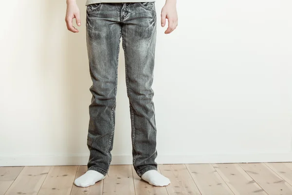 Pernas de adolescente em pé no chão — Fotografia de Stock