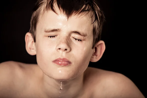 Shirtless boy splashes water on his face — Stock Photo, Image