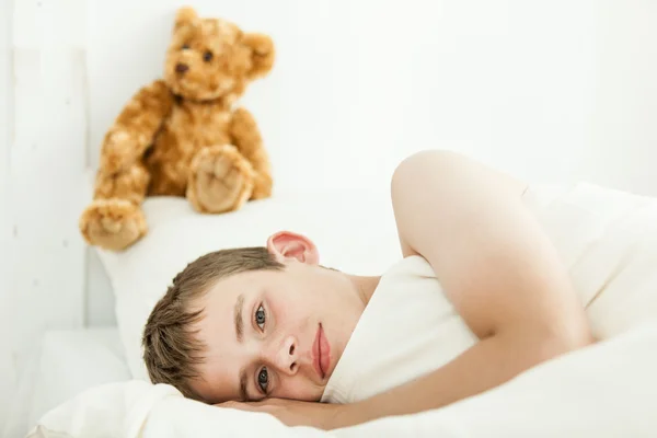 Schattige jongen vaststelling van in de buurt van pluche Beer — Stockfoto