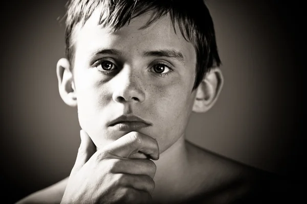 Adolescent sérieux garçon avec main reposant sur menton — Photo