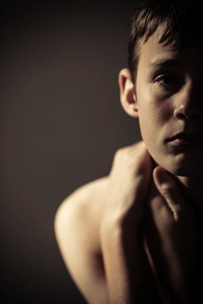 Súlyos tizenéves fiú tartó nyak-val kezek — Stock Fotó