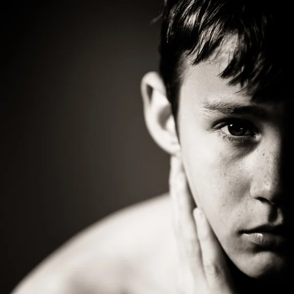 Adolescente serio con la mano descansando en el cuello — Foto de Stock