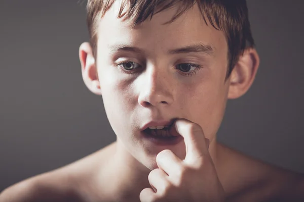 Shirtless Teenage pojke plockar tänder med finger — Stockfoto