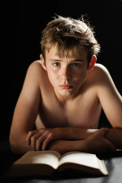 Shirtless Teen Boy Lying on Stomach with Book — Stock Photo, Image
