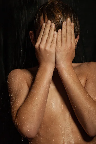 Хлопчик з покриття обличчя в тропічний душ — стокове фото