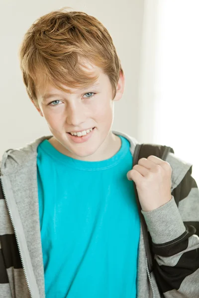 青いシャツと灰色のセーターでかわいい男子生徒 — ストック写真