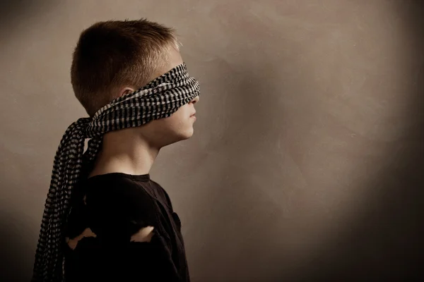 Ciddi çocuk önünde kopya alanı ile blindfolded — Stok fotoğraf