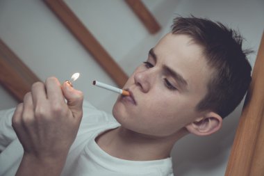 Çocuğun merdivenlerinde deneysel eğik görüntü