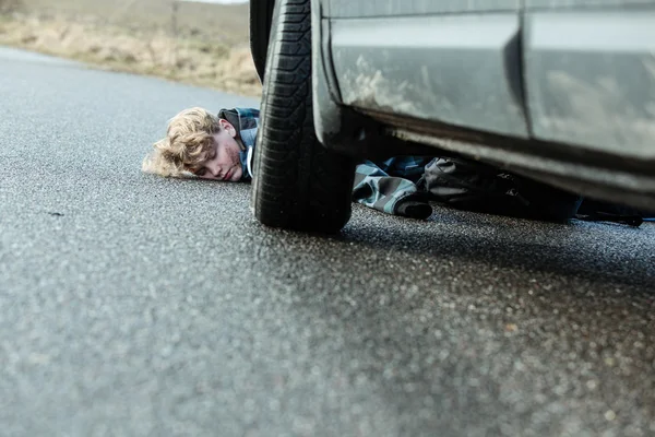 Adolescente menino acidente de carro fatalidade no pavimento molhado — Fotografia de Stock