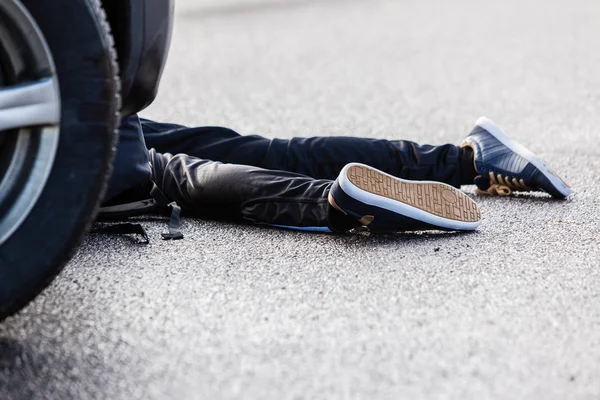 Muerte por accidente de coche de adolescente en pavimento húmedo —  Fotos de Stock