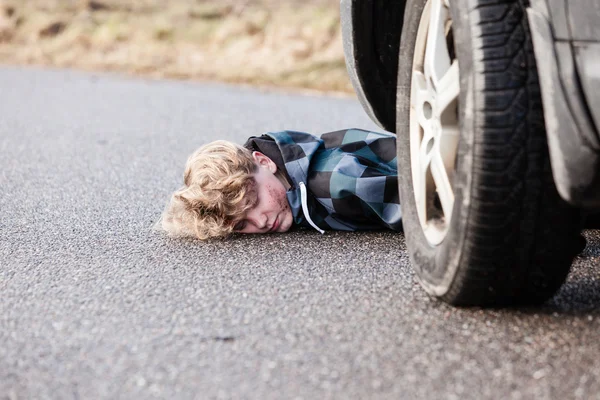 Tonårspojke bil olycka dödsolycka på våta trottoaren — Stockfoto