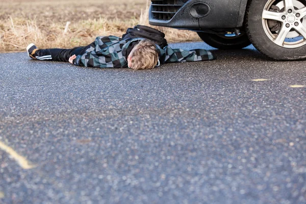 Chico joven derribado por un coche —  Fotos de Stock