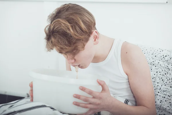 Niño enfermo o borracho vomitando — Foto de Stock