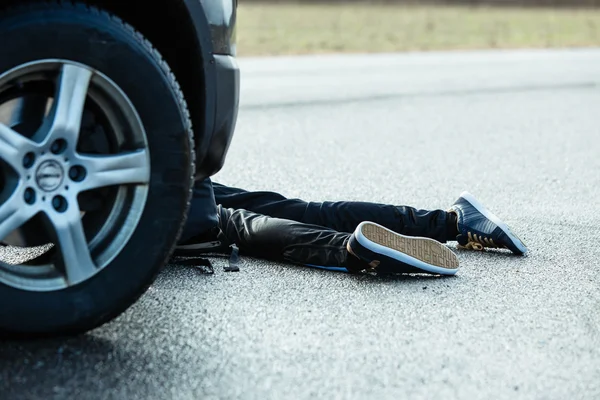 Dospívající chlapec auto nehoda osudovost na mokré dlažbě — Stock fotografie