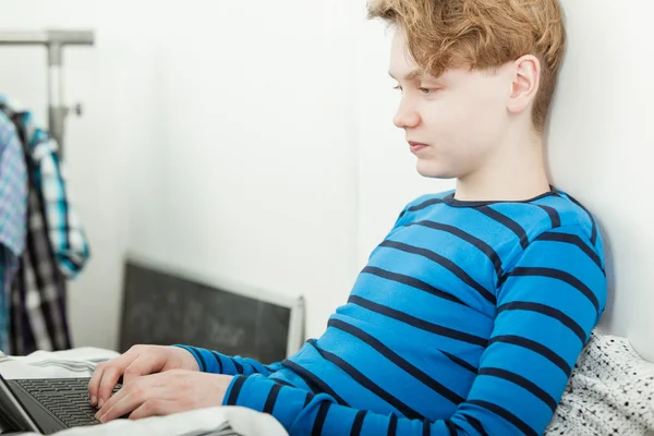 Giovane adolescente che lavora su un computer portatile — Foto Stock