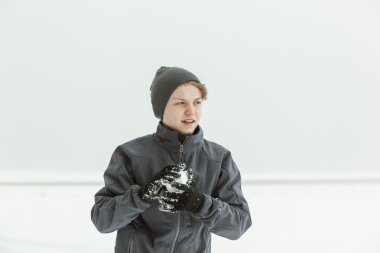 Genç çocuk kartopu açık havada kış gününde şekillendirme