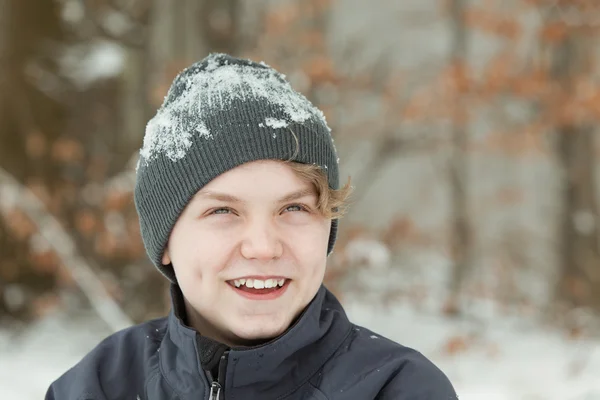 Lachende tiener dragen sneeuw bedekt hoed — Stockfoto
