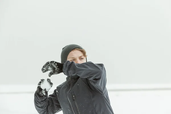 Teen Boy rzucanie śnieżki na zewnątrz na zimowe wieczory — Zdjęcie stockowe