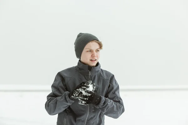 Teen Boy formowania kuli śniegowej na zewnątrz na zimowe wieczory — Zdjęcie stockowe