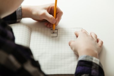 Tanımlanmamış Çocuk Not Defterinde Geriye Doğru Yazma