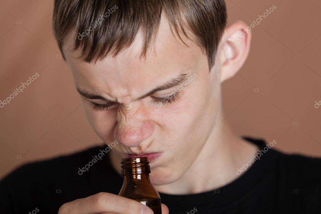 Нюхает бутылку. Базаров и кирсанов отношение к народу. Ален делон тройной одеколон. Человек нюхает. Морщится и нюхает одеколон.