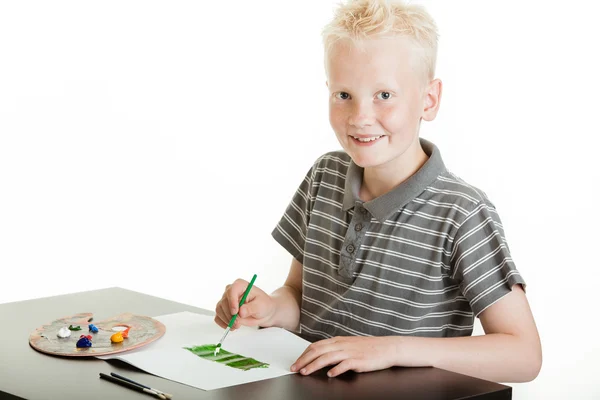 Criativa jovem rapaz pintura com aquarelas — Fotografia de Stock