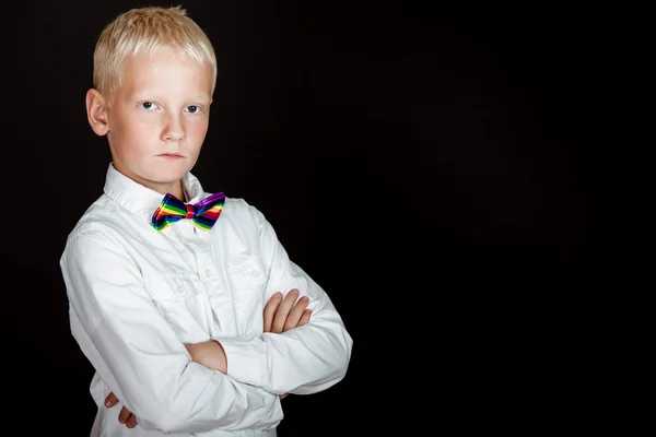 Menino loiro em camisa branca e arco-íris gravata — Fotografia de Stock