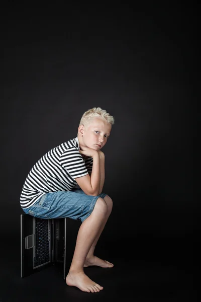 A piedi nudi ragazzo biondo che indossa camicia spogliata sguardi — Foto Stock