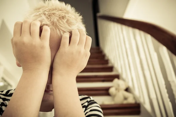 Primer plano del niño con las manos contra la cara — Foto de Stock