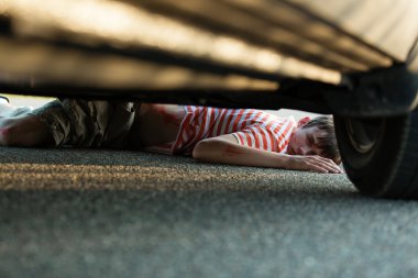 Sokakta yaralı çocuk üzerinde araba