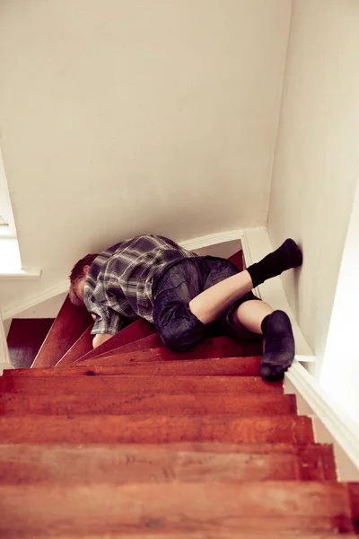 лестница лежит на полу. мужчина лежит на полу. лестница лежит на полу. мужчина лежит на лестнице. девушка на лестнице фотосессия.